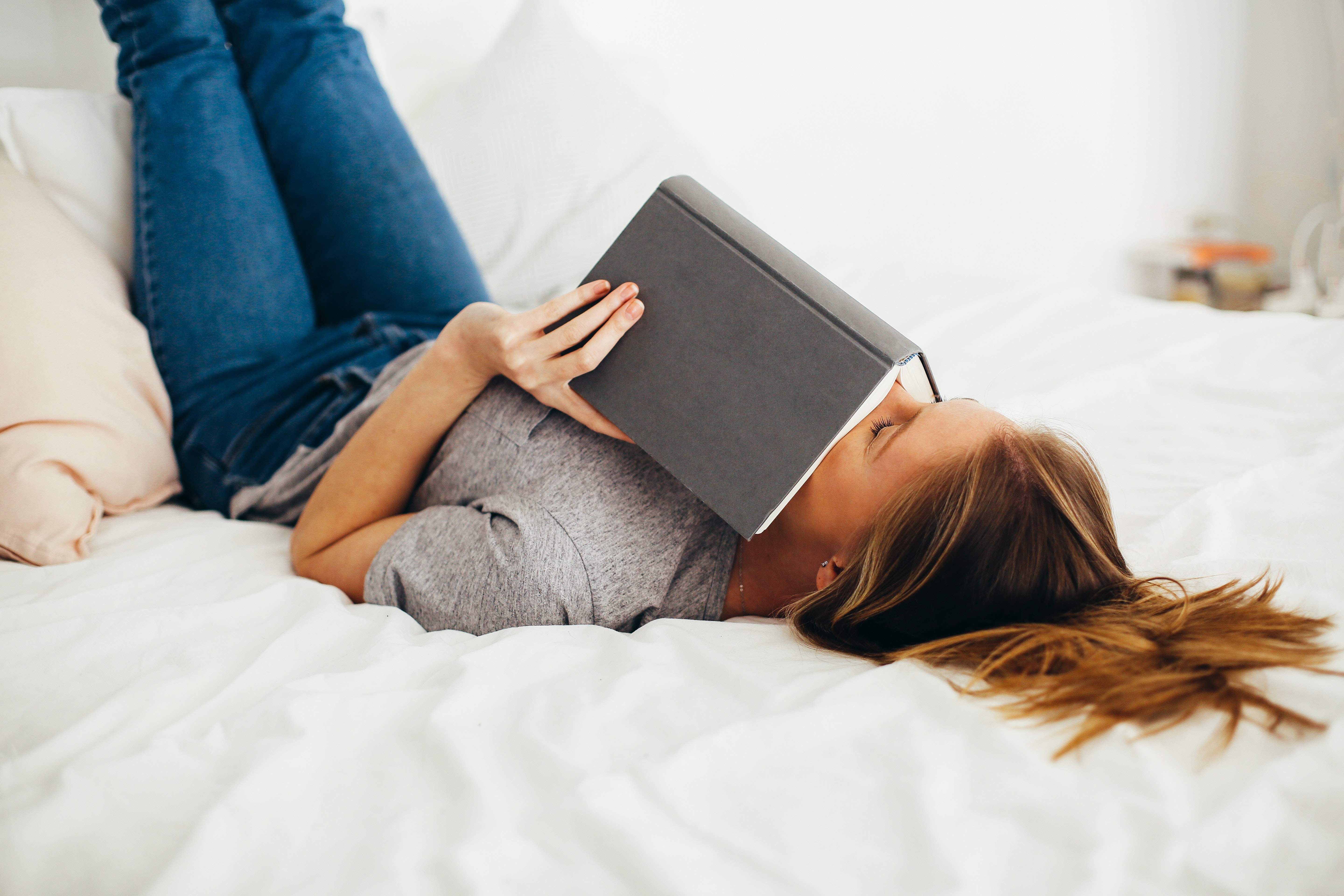 Чтение под одеялом. Read in bed. Read in bed. Девушка читает. On bed post reading.