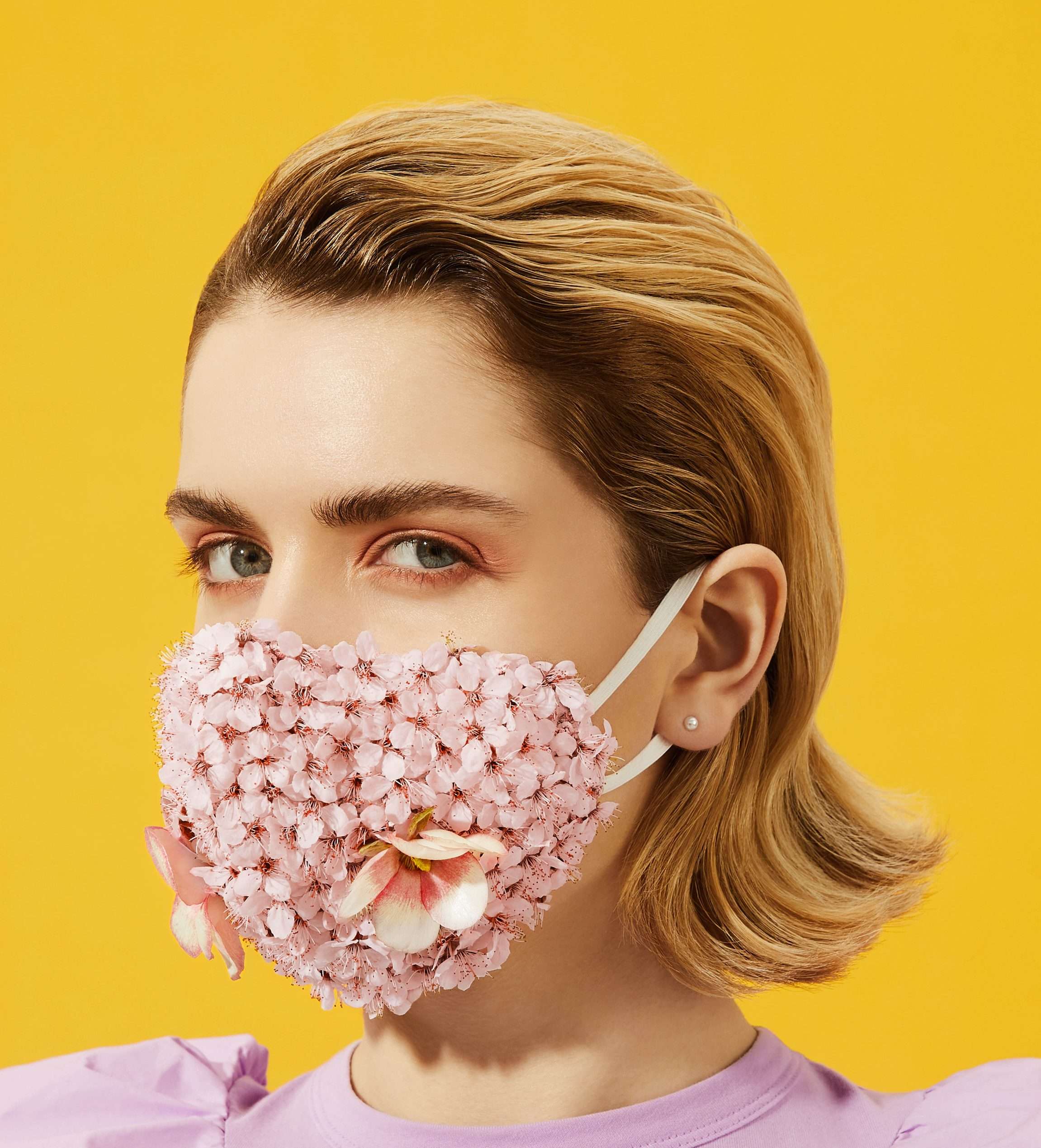 Художница из Литвы создает защитные маски из живых цветов