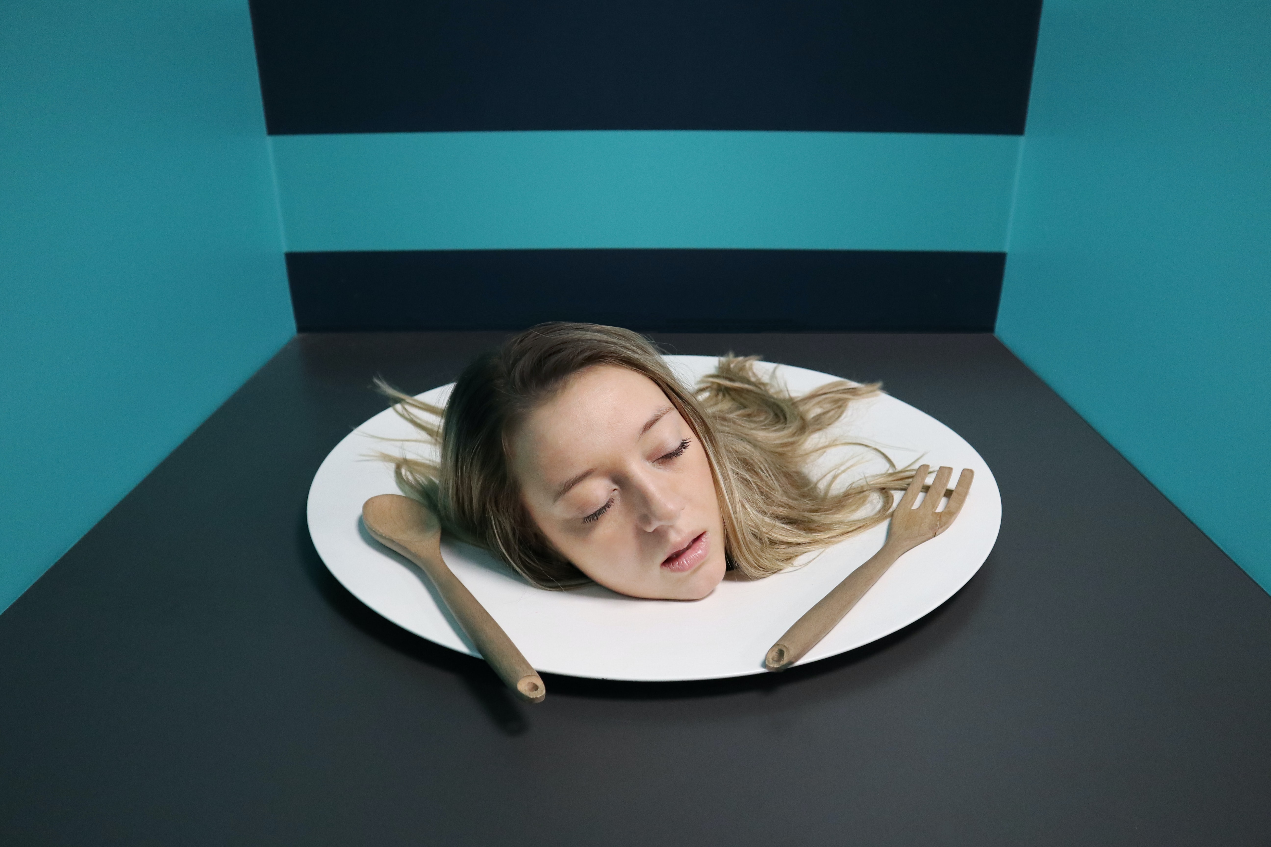 Говорящая голова как сделать. Девушка лежит на тарелке. Иллюзия в голове. Голова на блюде иллюзия. Голова на тарелке ужасы.