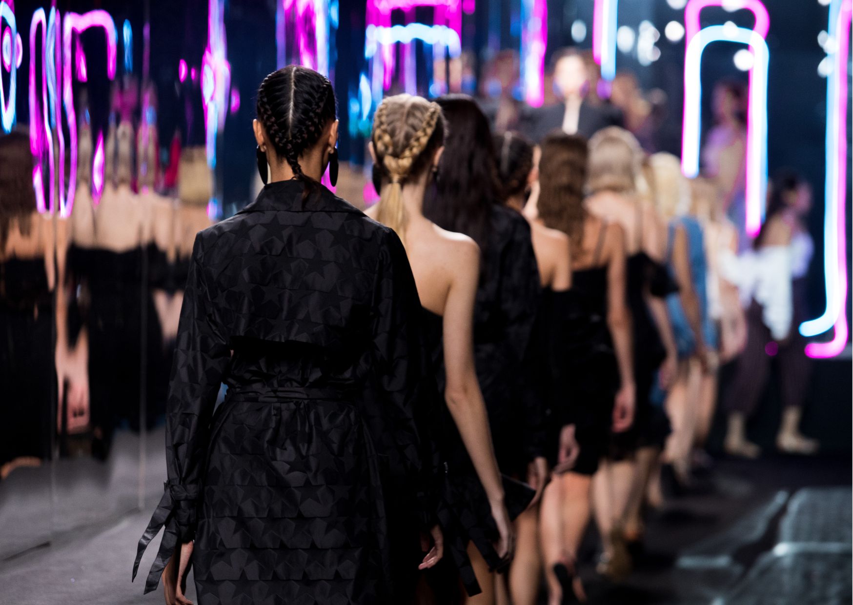 Гуччи габбана. Forbes на metaverse fashion week '23. Фотомодели на подиуме. Мода популярность. Одежда для девушек.