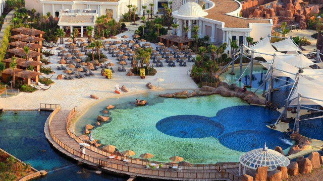 thelandoflegendsthemepark.com